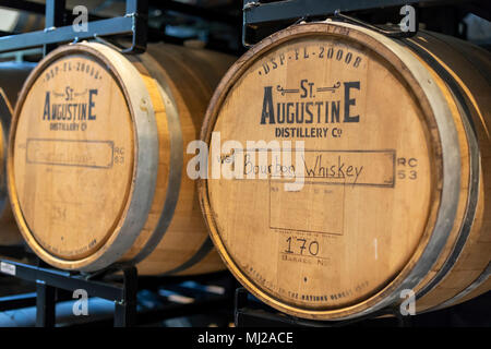 St. Augustine, Florida - Barrel bourbon Altern im St. Augustine Distillery. Das Unternehmen nutzt Florida angebauten landwirtschaftlichen Produkte Wodka zu machen, Stockfoto