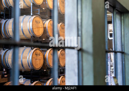 St. Augustine, Florida - Barrel bourbon Altern im St. Augustine Distillery. Das Unternehmen nutzt Florida angebauten landwirtschaftlichen Produkte Wodka zu machen, Stockfoto