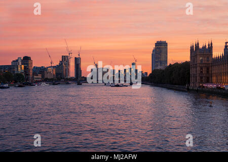 Blick auf die Skyline der Stadt von Vauxhall, London, einschließlich St George Wharf,, entlang der Themse vom Westminster Bridge Stockfoto