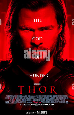 Thor (2011) von Kenneth Branagh Regie und Hauptdarsteller Chris Hemsworth, Natalie Portman, Tom Hiddleston und Anthony Hopkins. Thor ist auf Midgard, wo er sich verliebt und kehrt nach Asgard es von Loki zu speichern verbannt. Stockfoto