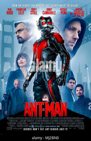Ant-Man (2015) von Peyton Reed Regie und Hauptdarsteller Paul Rudd, Michael Douglas und Corey Stoll. Scott Lang wird Ant-Man mit Hilfe von erstaunlichen Dr. Hank's Pym passen. Stockfoto