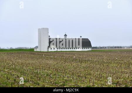 White Farm Barn mit kleinen Silos an die Seite angeschlossen Stockfoto