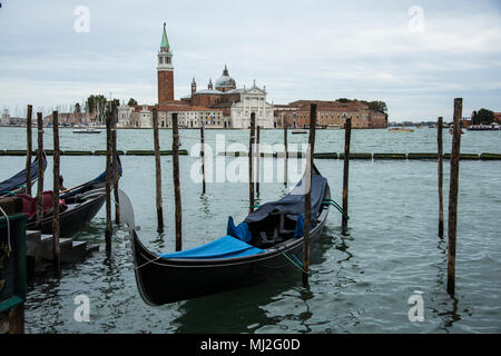 Gondel günstig auf der Riva degli Schiavoni, mit der Basilika von San Giorio Maggiore im Hintergrund, Querformat, Venedig, Italien Stockfoto