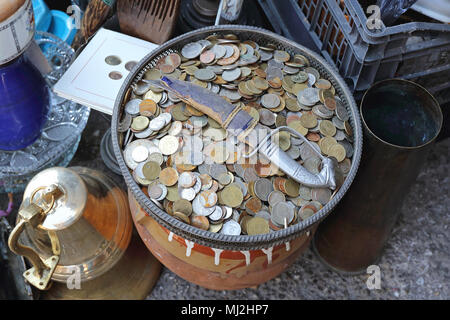 Paar alten Münzen in Fach auf Flohmarkt Stockfoto