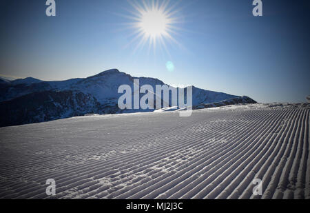 Sonnigen Pisten im Skigebiet Stockfoto