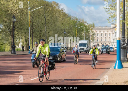 Radfahrer und Autos teilen auf die Straße und die Mall in London in der Nähe des Buckingham Palace. Stockfoto