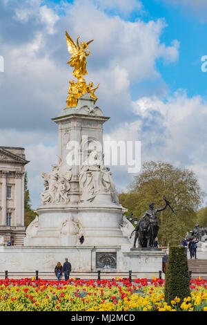 Das Denkmal für Königin Victoria am Ende der Mall in London befindet. Das Denkmal wurde im Jahre 1911 vorgestellt und im Jahre 1924 durch Sir sculpter Thom abgeschlossen Stockfoto