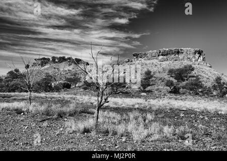 Lilleyvale Hügel, Boulia, Queensland, Australien. Roten Tafelberge des Lilleyvale Hügeln bei Cawnpore Lookout Auf dem Kennedy Entwicklung Straße zwischen Boulia Stockfoto