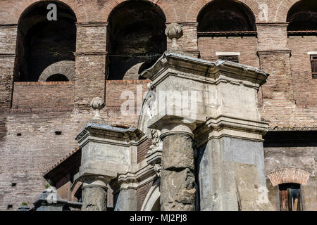 Salaria Tor (Porta Salaria) Teil der Aurelianischen Mauern (Mura Aureliane), von Kaiser Aurelian im 3. Jahrhundert nach Christus erbaut. Römische Reich. Rom, Italien. Stockfoto