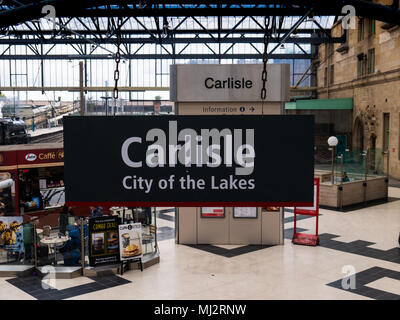 Zeichen in Carlisle Carlisle railway station: "Stadt der Seen", Carlisle, Cumbria, Lake District, Großbritannien Stockfoto
