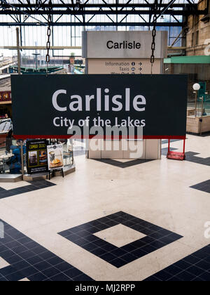 Zeichen in Carlisle Carlisle railway station: "Stadt der Seen", Carlisle, Cumbria, Lake District, Großbritannien Stockfoto
