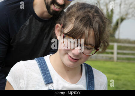 Vater und zwölf Jahre alte Tochter spielen im Park Gillingham Dorset England Stockfoto