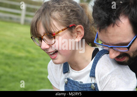 Vater und zwölf Jahre alte Tochter spielen im Park Gillingham Dorset England Stockfoto