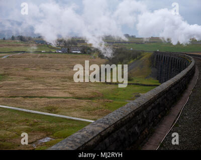 Dampflok, die dalesman, 48151, Carnforth nach Carlisle Westküste Linie über den Ribblehead Viadukt, North Yorkshire Stockfoto