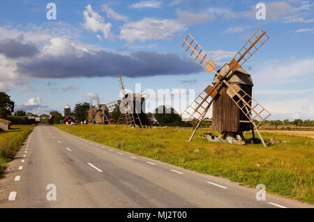 Windmühlen der Klasse post Mühlen von Lerkaka an der Seite der Straße in der schwedischen Provinz Oland befindet. Stockfoto