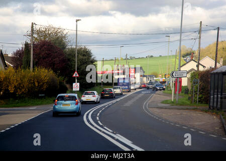 Shrewton Salisbury Wiltshire England Datenverkehr auf einem 303 Murco Tankstelle Stockfoto
