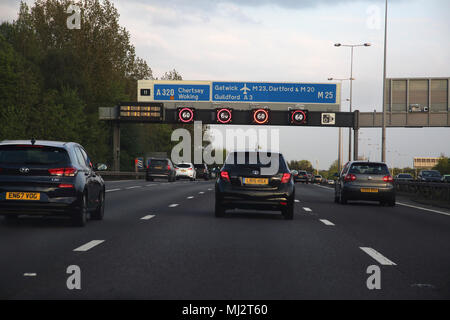 Der Verkehr auf der Autobahn M25 Temposchilder England Stockfoto