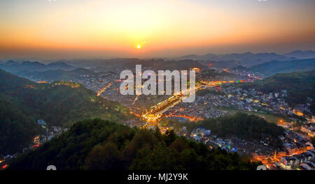 Die antike Stadt von Phoenix in der Provinz Hunan in der Nacht Stockfoto