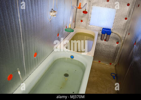 Ein Zimmer für die Aufzucht von Jungfischen. Badewanne für die Brj. Ein Fisch - Gärtnerei Stockfoto