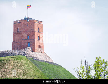 Gediminas' Turm ist der restliche Teil des Oberen Schlosses in Vilnius, Litauen. Es ist eine wichtige und historische Wahrzeichen der Stadt Vilnius Stockfoto