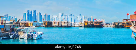 Panorama auf den Hafen mit zahlreichen Dhows und Reihe von futuristischen Wolkenkratzer von West Bay auf den Hintergrund, Doha, Katar. Stockfoto