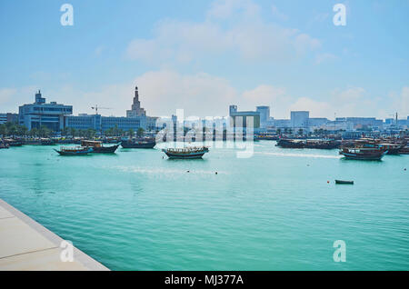 Museumsinsel öffnet die perfekte Aussicht auf den Hafen mit Dhow Boote, Corniche und moderne Gebäude dahinter, Doha, Qatar. Stockfoto