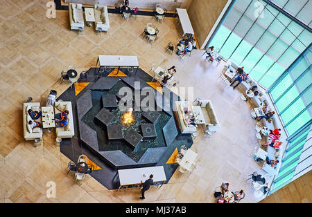 DOHA, Katar - Februar 13, 2018: Die Lounge Cafe rund um den malerischen Brunnen in Halle der islamischen Kunst Museum, am 13. Februar in Doha. Stockfoto