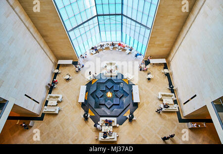 DOHA, Katar - 13. FEBRUAR 2018: Die Ansicht von oben in die Halle in der islamischen Kunst Museum mit malerischen Brunnen, mit geschnitzten Sternen verziert und Umgeben Stockfoto