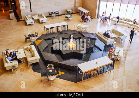 DOHA, Katar - 13. FEBRUAR 2018: Die gemütliche Lounge Cafe in Hall des Museum für Islamische Kunst, schöne Brunnen von Tischen und Sofas für v umgeben ist. Stockfoto