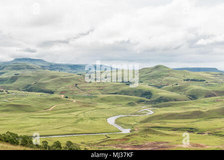 Ein Bauernhof Landschaft mit der Mlambonja River in der Nähe von Cathedral Peak in der Kwazulu-Natal Drakensberg Stockfoto