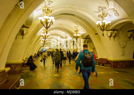 Moskau, Russland - April, 29, 2018: unbekannte Menschen zu Fuß in der schön dekorierten U-Bahn-Station Arbatskaya, in Moskau Stockfoto