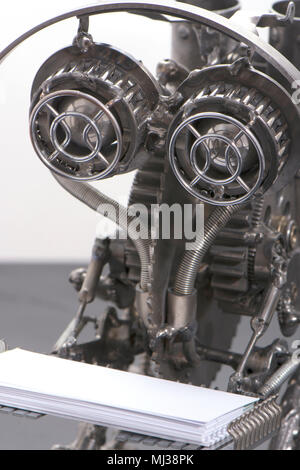 Office Card Inhaber im steampunk Stil Kosten auf dem isolierten weißen Hintergrund und hält Visitenkarten Stockfoto