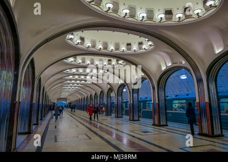 Moskau, Russland - April, 29, 2018: die Menschen zu Fuß innerhalb von MAYAKOVSKAYA U-Bahn Station in Moskau, Russland, Stalinistischen Architektur, einer der berühmtesten U-Bahnhöfe der Welt. 1938 eröffnet Stockfoto