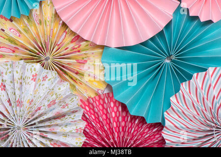 Band Kreisen aus bunten Farbe Papier um den Freund auf der Freund Creative Stockfoto