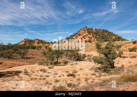 Roten Tafelberge auf dem Kennedy Entwicklung Straße zwischen Winton und Middleton in outback Central Queensland. Stockfoto