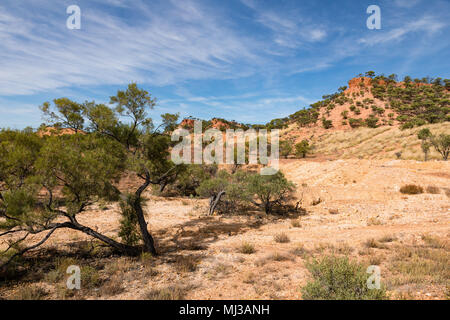 Roten Tafelberge auf dem Kennedy Entwicklung Straße zwischen Winton und Middleton in outback Central Queensland. Stockfoto