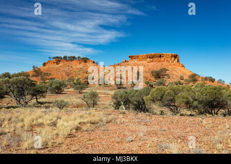 Roten Tafelberge des Lilleyvale Hügeln bei Cawnpore Lookout Auf dem Kennedy Entwicklung Straße zwischen Boulia und Middleton in outback Central Queensland. Stockfoto