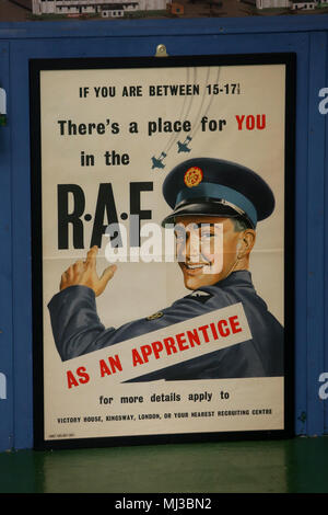 Alte RAF Rekrutierung Poster im Tangmere Aviation Museum, West Sussex, UK. Stockfoto