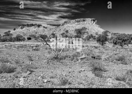 Roten Tafelberge des Lilleyvale Hügeln bei Cawnpore Lookout Auf dem Kennedy Entwicklung Straße zwischen Boulia und Middleton in outback Central Queensland. Stockfoto