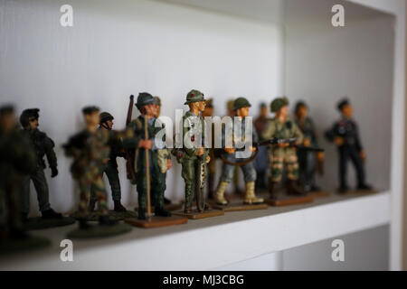 Eine Auswahl an Spielzeug Modell Soldaten abgebildet auf einem Regal in Portsmouth, Hampshire, UK. Stockfoto