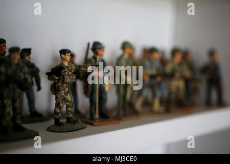 Eine Auswahl an Spielzeug Modell Soldaten abgebildet auf einem Regal in Portsmouth, Hampshire, UK. Stockfoto