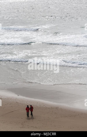 Zwei Leute auf einem Sandstrand in Irland. er Strand ist Coumeenoole Strand, Halbinsel Dingle in der Grafschaft Kerry, Irland Stockfoto