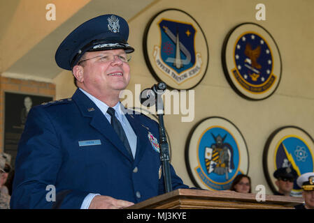 Maxwell AFB, Ala - pensionierte Generalleutnant Karl Grün, ehemaligen Air Force Surgeon General, ist als Distinguished Officer Training School Schüler während der 18-02 Klasse Graduierung Parade, Feb 9, 2018 eingesetzt. (US Air Force Bild Sammlung feiert die Tapferkeit Engagement Engagement und Opferbereitschaft der US-Streitkräfte und zivile Mitarbeiter. Stockfoto