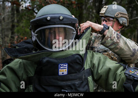 Staff Sgt. Jason McClure, eine Beseitigung von Explosivstoffen team leader mit 717Th Ordnance Company (Explosive Ordnance Disposal), 184 Ordnance Battalion (EOD), 52 Ordnance Gruppe (EOD), 20. Chemische, biologische, radiologische, nukleare und Explosive Befehl, wird von Spc unterstützt. Jared Hopson, ein Mitglied des Teams der gleichen Einheit, auf eine Bombe auf die Ausbildung von Fort Campbell, Ky., Jan. 22, 2018 zu setzen. Diese Simulation war Teil des Multi-echelon Training übung für die Gruppe und eine Validierung Übung für das Unternehmen für seine bevorstehende Bereitstellung in Südwestasien. (U.S. Ar Stockfoto