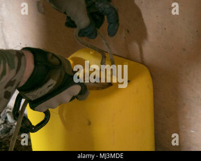 Staff Sgt. Jason McClure, eine Beseitigung von Explosivstoffen team leader mit 717Th Ordnance Company (Explosive Ordnance Disposal), 184 Ordnance Battalion (EOD), 52 Ordnance Gruppe (EOD), 20. Chemische, biologische, radiologische, nukleare und Explosive Befehl, misst Seil zu potenziellen simuliert Gefahren auf die Ausbildung von Fort Campbell, Ky., Feb 22, 2018. Diese Simulation war Teil des Multi-echelon Training übung für die Gruppe und eine Validierung Übung für das Unternehmen für seine bevorstehende Bereitstellung in Südwestasien. (U.S. Armee Bild Sammlung feiert die Tapferkeit d Stockfoto