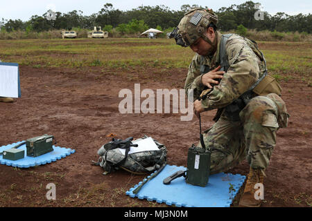 Pfc. Keahi C. Aoyagi der Zentrale und die Konzernzentrale, 100-Bataillon, 442Nd Infanterie Regiment wird mit der Montage, Demontage und Programmierung einer militärischen SINCGARS Radio während der besten Krieger Konkurrenz an Schofield Kasernen, Hawaii, März 3, 2018 beauftragt. Die besten Krieger der Wettbewerb würdigt Engagement für die Soldaten der Armee Werte zeigen, die Warrior Ethos verkörpern, und die Kraft der Zukunft dar. (U.S. Army National Guard Bild Sammlung feiert die Tapferkeit Engagement Engagement und Opferbereitschaft der US-Streitkräfte und zivile Mitarbeiter. Stockfoto