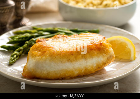 Leckere Pfanne gebratener Heilbutt mit Spargel und Wildreis. Stockfoto