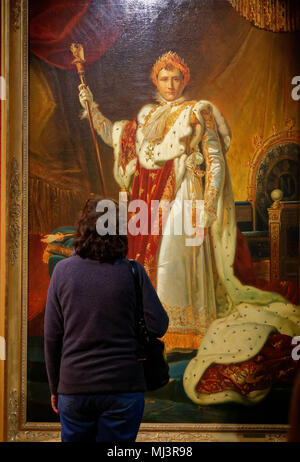 Eine Dame an einem großen formellen Porträt von Napoleon in den zeremoniellen Gewänder im Thronsaal des Palais des Tuileries suchen, von Francois Pascal Gerard Stockfoto