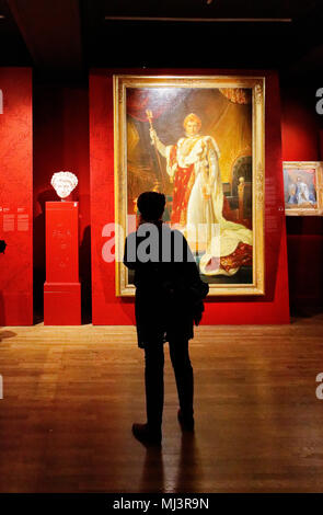 Eine Frau an einem großen formellen Porträt von Napoleon in den zeremoniellen Gewänder im Thronsaal des Palais des Tuileries suchen, von Francois Pascal Gerard Stockfoto