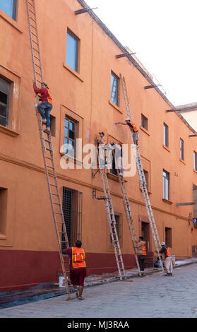 Arbeitnehmer Malerei ein Gebäude in San Miguel de Allende, Mexiko Stockfoto